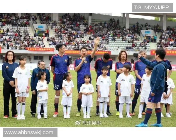 足球明星亲自掌勺的餐厅揭秘美食与足球的完美结合 足球明星亲自掌勺的餐厅揭秘美食与足球的完美结合