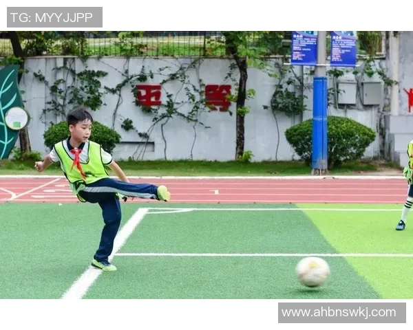 小孩目睹足球明星在绿茵场上挥洒汗水瞬间心中梦想悄然萌芽